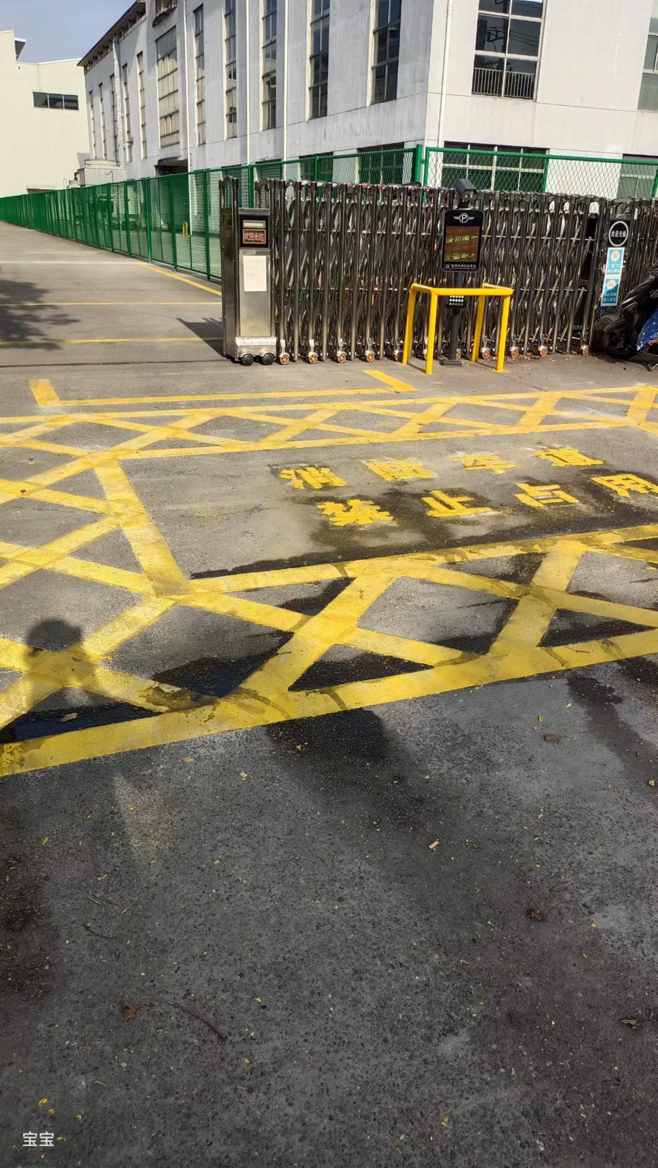 嘉鱼马路划线